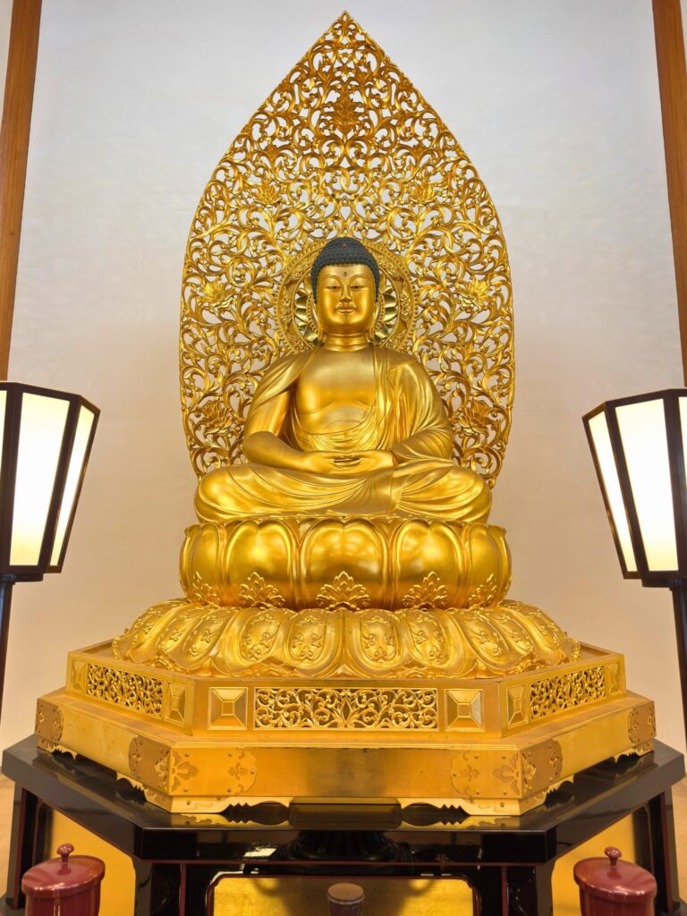 梅蔭禅寺の金色の仏像