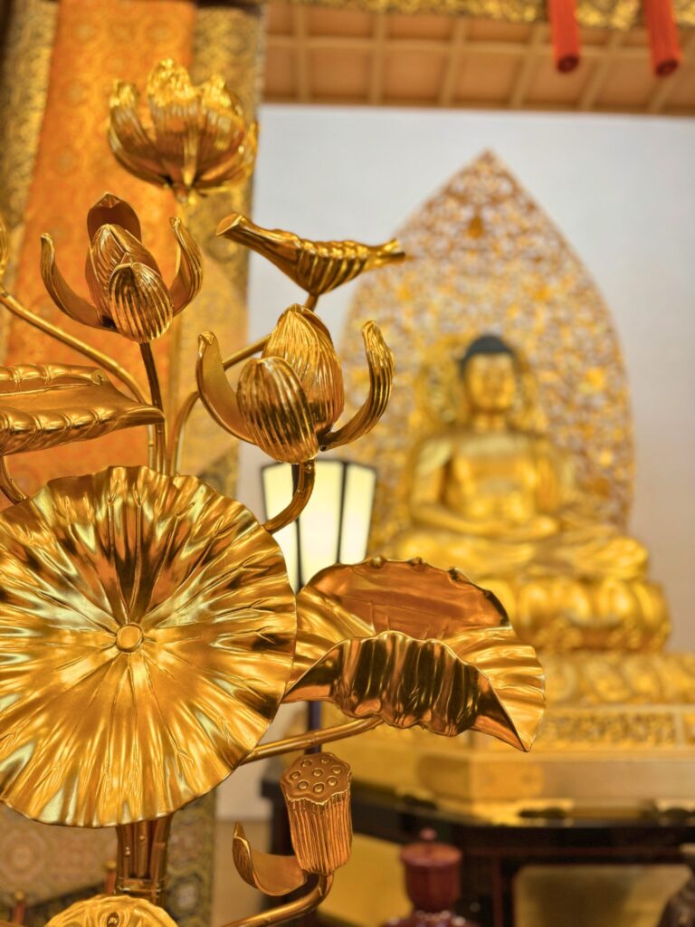 梅蔭禅寺の金色の仏像と蓮華