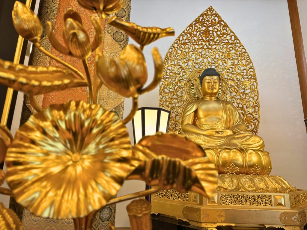 梅蔭禅寺の金色の仏像と蓮華